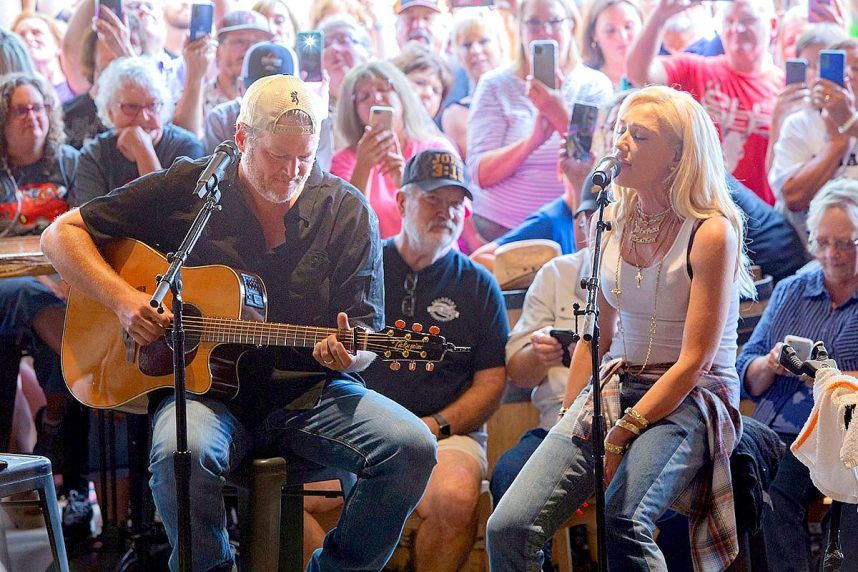 Blake Shelton and his wife, Gwen Stefani, perform